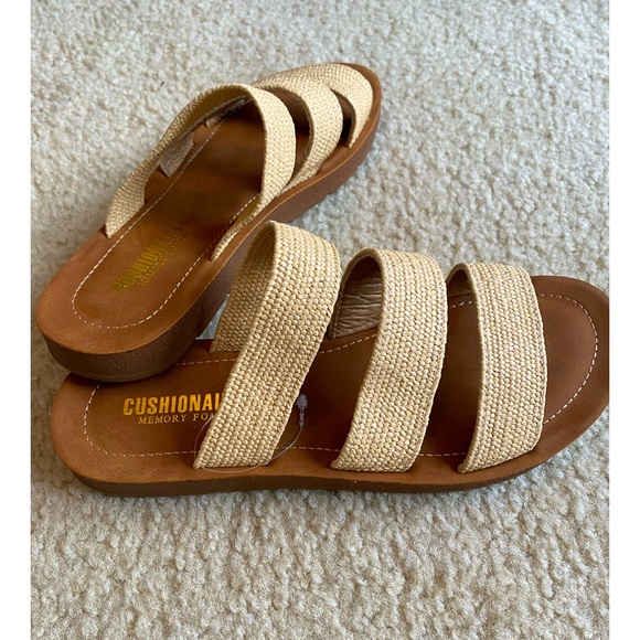 Cusionaire Women’s stretchy 3 strap sandals. Size:8 Never Worn - Picture 3 of 6